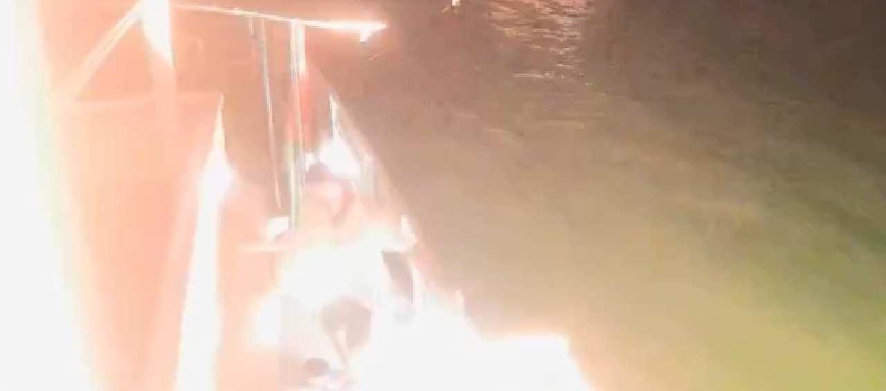 Momento en que fue impactado el buque.