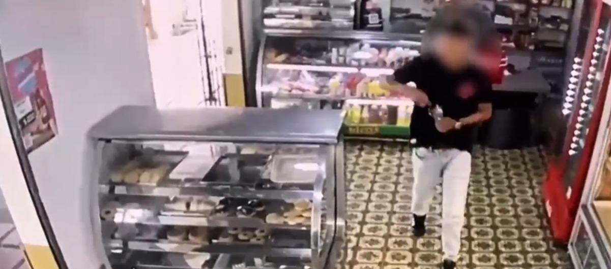 Momento de uno de los ataques a tiendas en Barranquilla. 