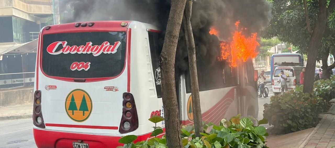 Incendio de bus de Coochofal en la 84