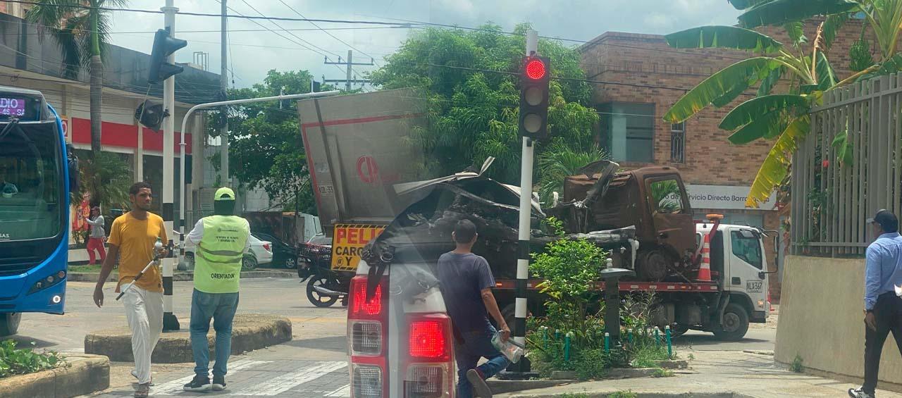 Camión de carga destruyó semáforo en la calle 82 con carrera 46.