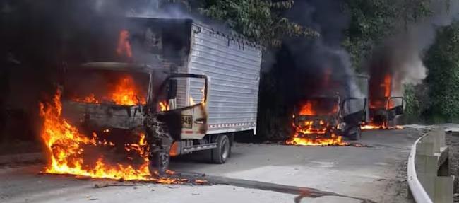 Camiones incinerados.