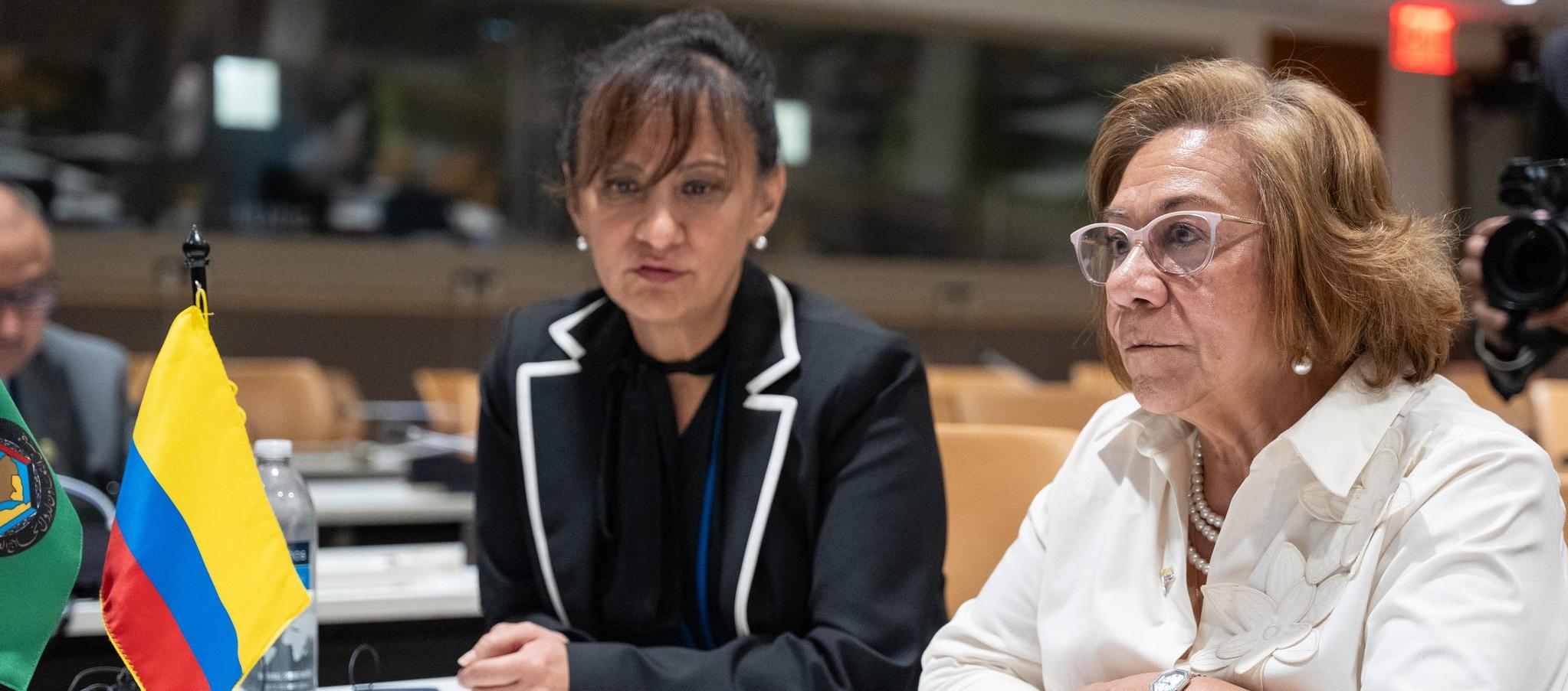 La Canciller Yolanda Villavicencio (derecha).