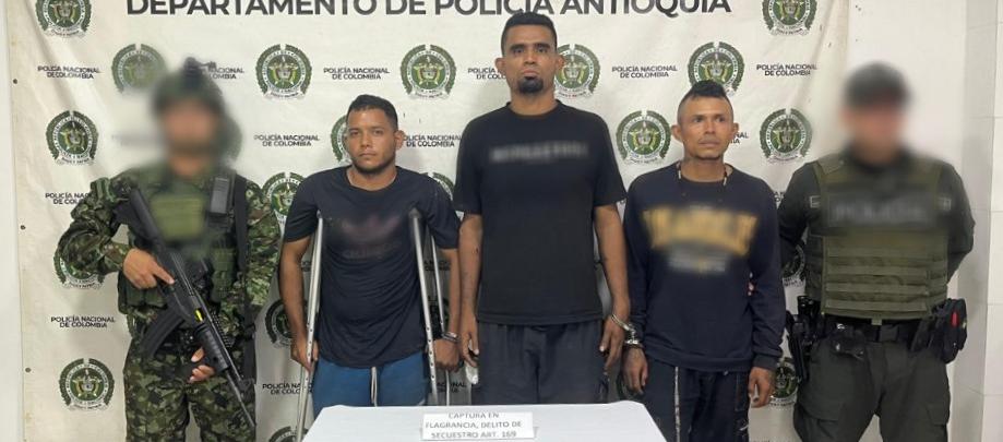 Los tres capturados en el operativo. 