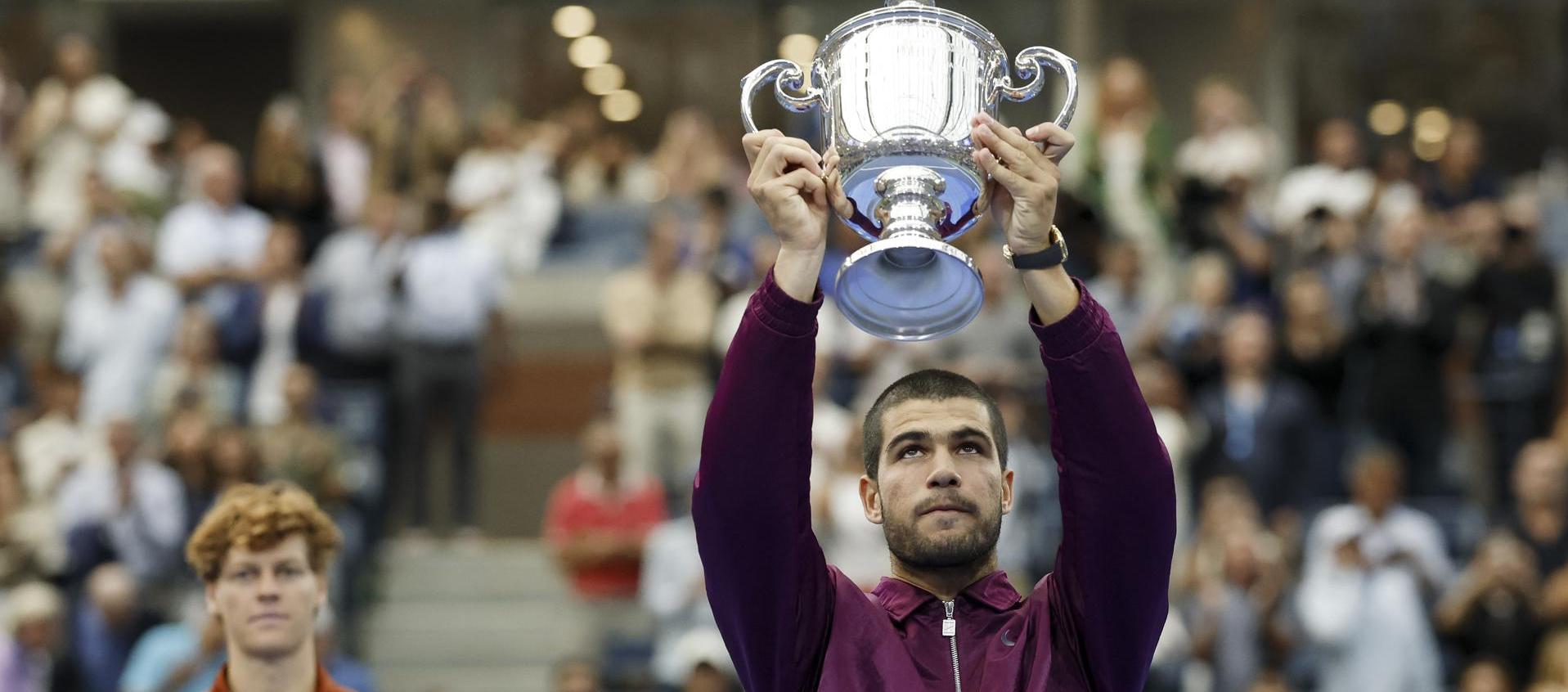 Carlos Alcaraz con su segundo trofeo del Abierto de Estados Unidos.