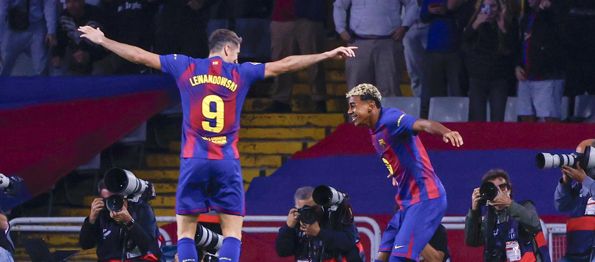 Robert Lewandowski y Lamine Yamal, celebran el segundo gol del equipo blaugrana