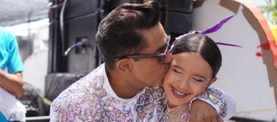 Checo Acosta y su hija Sharon Acosta.