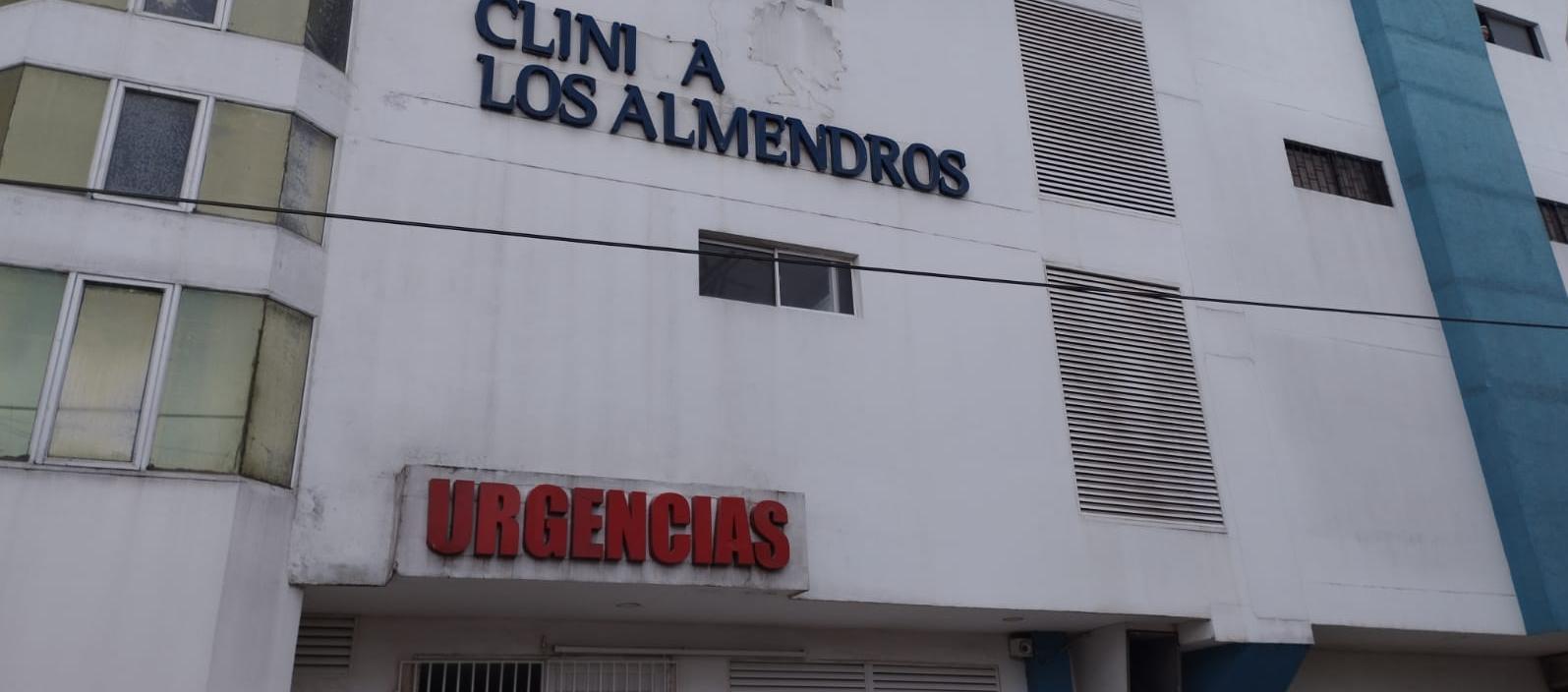 La víctima fue llevada a la Clínica Los Almendros, donde se confirmó su muerte. 