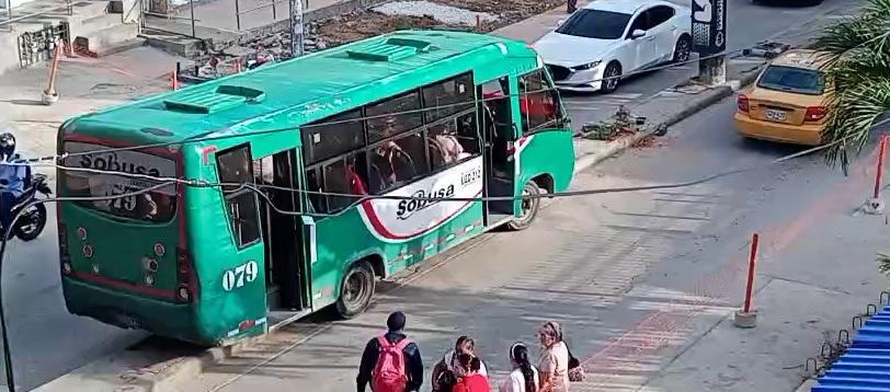 Conductor imprudente quedó "atorado" en separador central de la 72