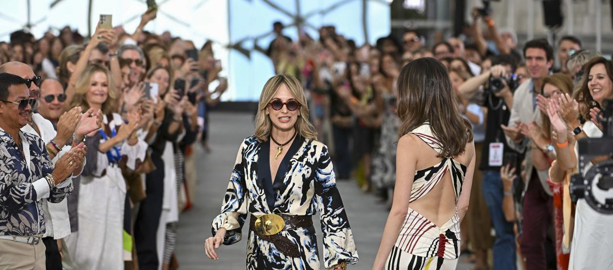 La diseñadora barranquillera Silvia Tcherassi tras presentar su colección en la semana de la Moda de Madrid.