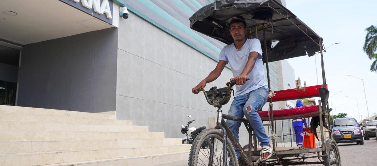 Eiver Manuel Suárez convirtió su bici-coche en ambulancia improvisada.