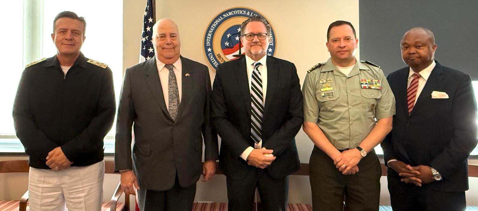 El Embajador, el director de la Policía y el comandante de las FF.MM reunidos con Christopher Landberg y Calvin Peterson