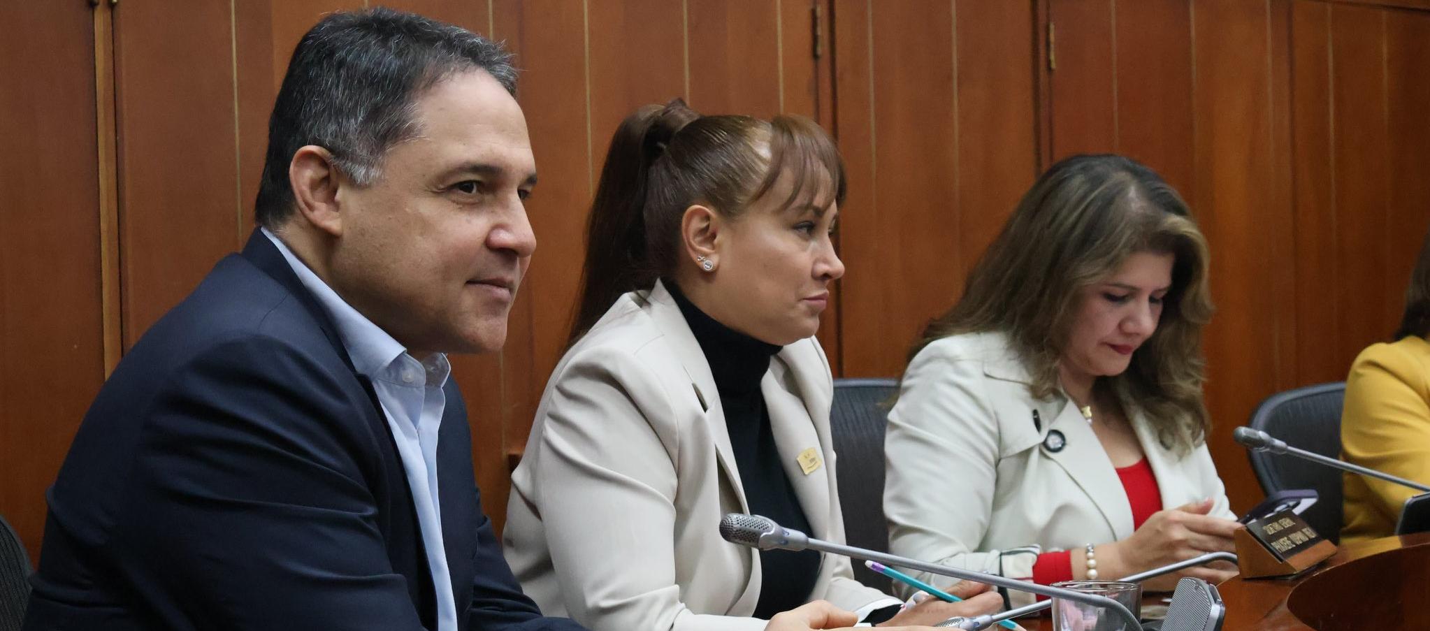 El senador Honorio Henríquez, de la Comisión Séptima.