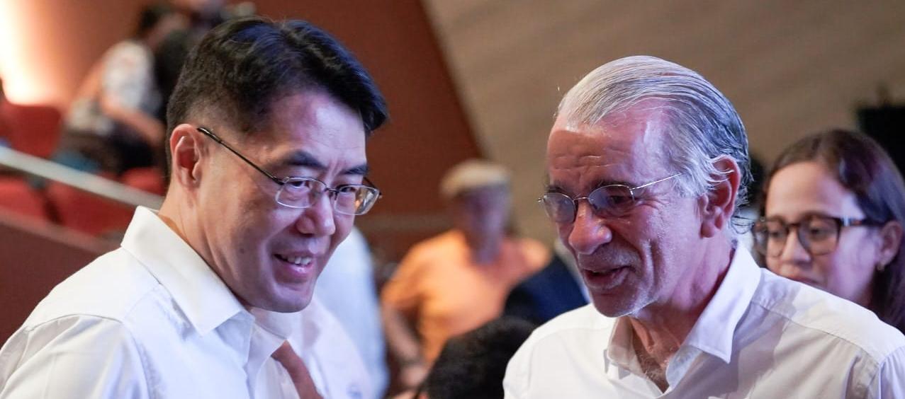 El embajador de China en Colombia, Zhu Jingyang, y el Gobernador Eduardo Verano.