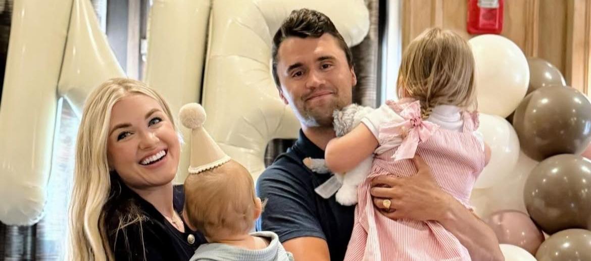 Erik Kirk junto a su esposo Charlie Kirk, y dos hijos.