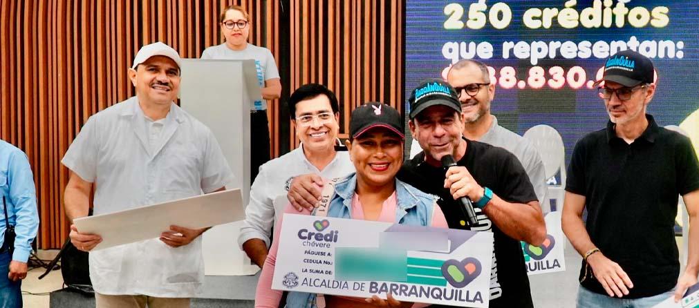 Alcalde Alejandro Char en la entrega de los créditos a beneficiarios.