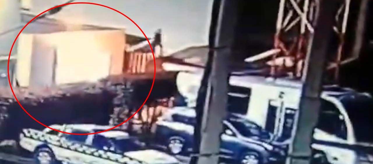 Momento del incendio en la estación de Policía.