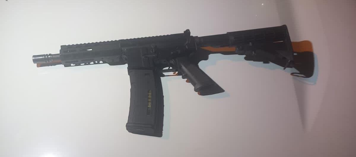 Fusil con que atacaron a los policías.