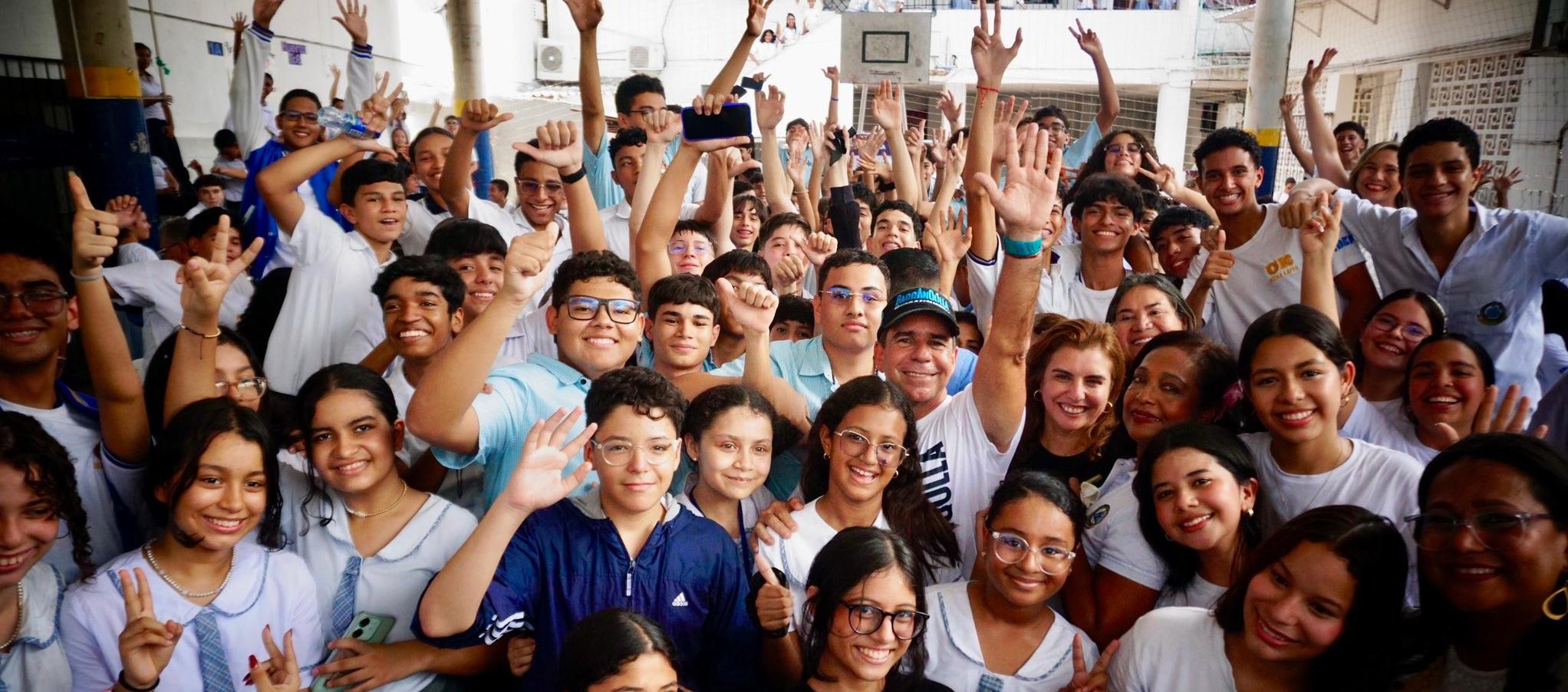 Alcalde Alejandro Char junto a los alumnos en inicio de proyecto de ampliación del Colegio IED Experiencias Pedagógicas.