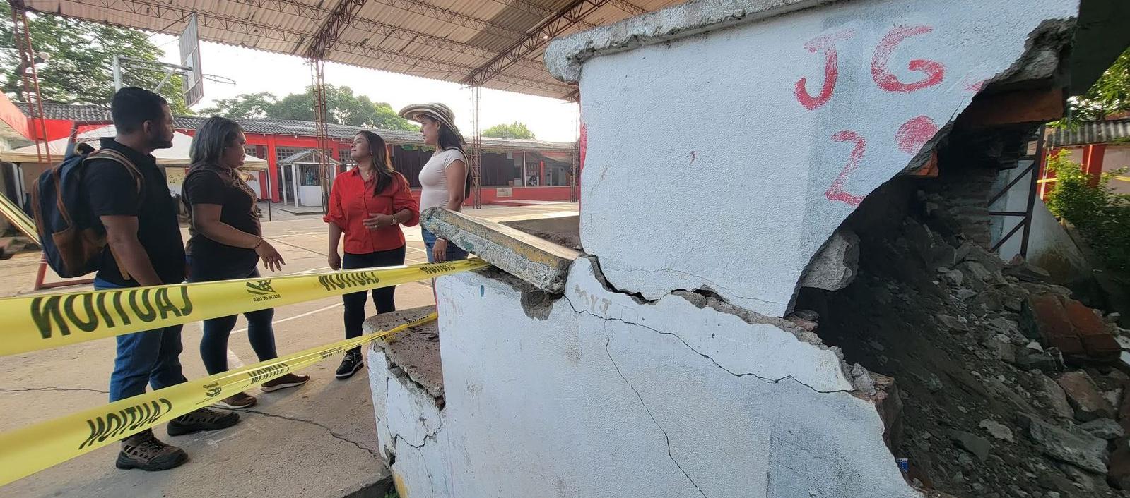 Grada que se derrumbó en el colegio en Manatí.