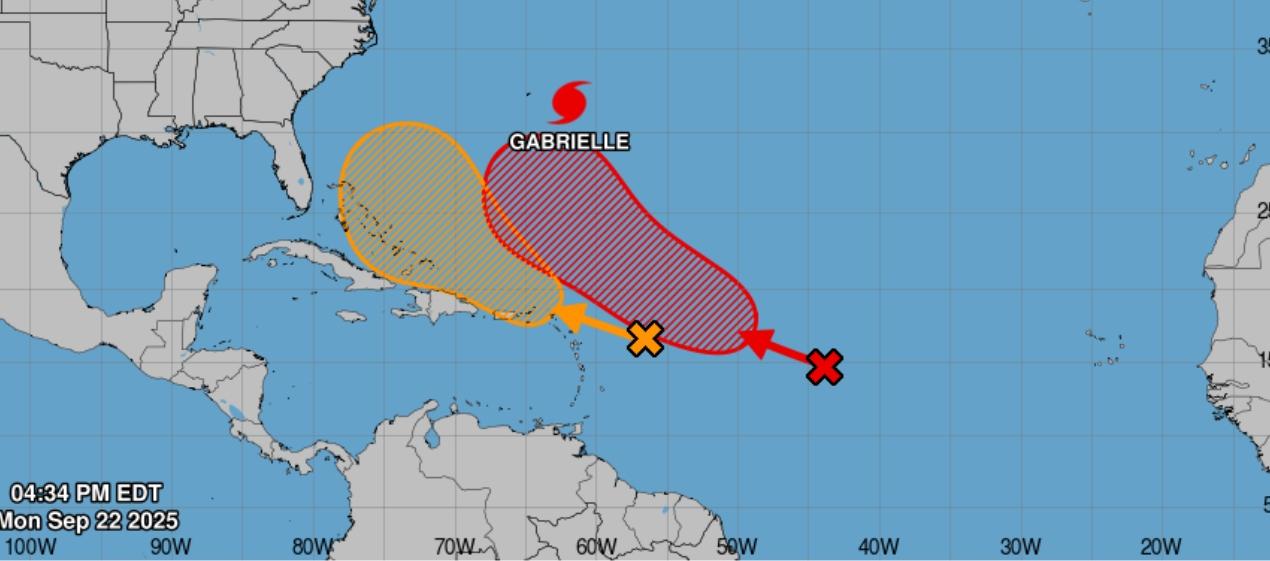 La franja roja señala el posible recorrido del huracán Gabrielle y la franja salmón de otro sistema que podría convertirse en tormenta. 