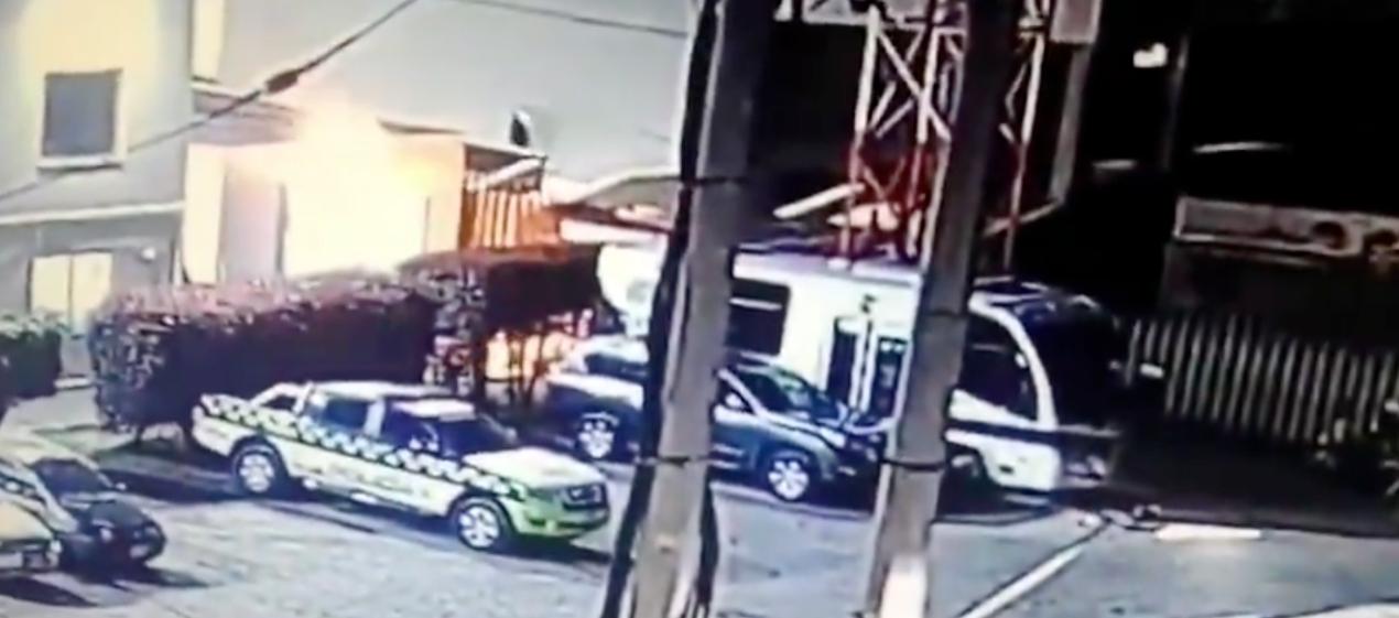 Momento en que se inicia el incendio en la estación de Policía. 