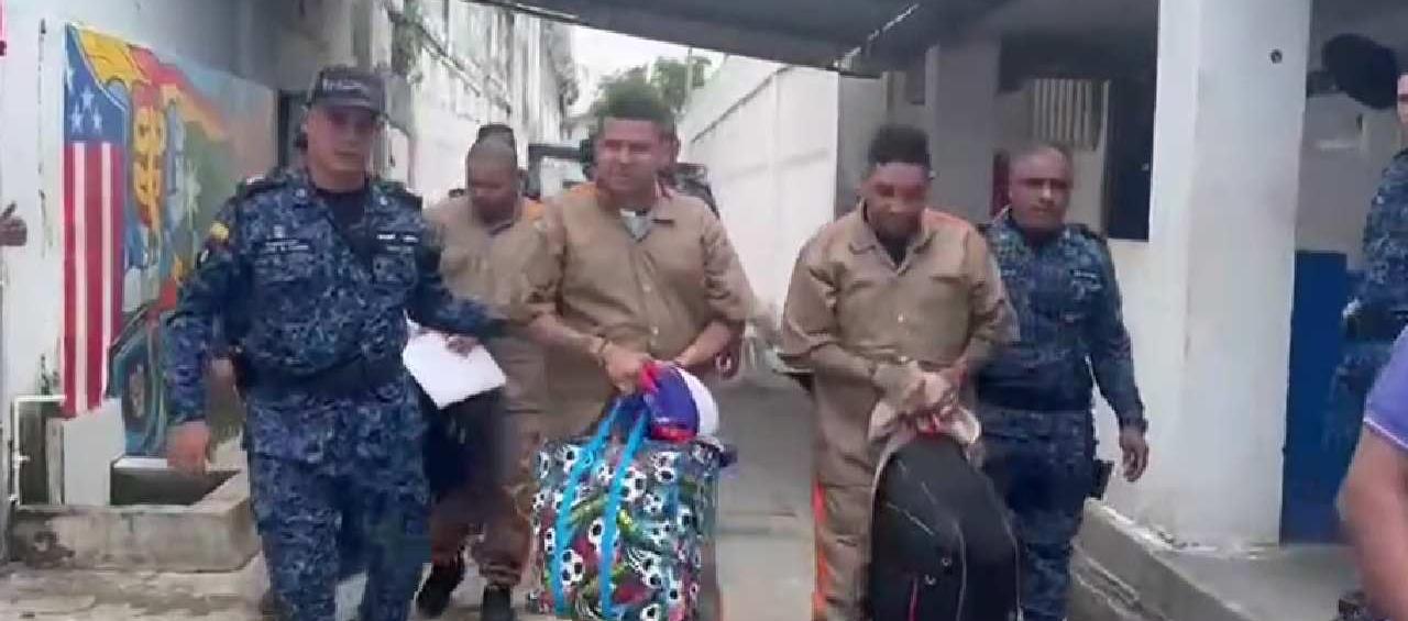 Reclusos en el momento del traslado.