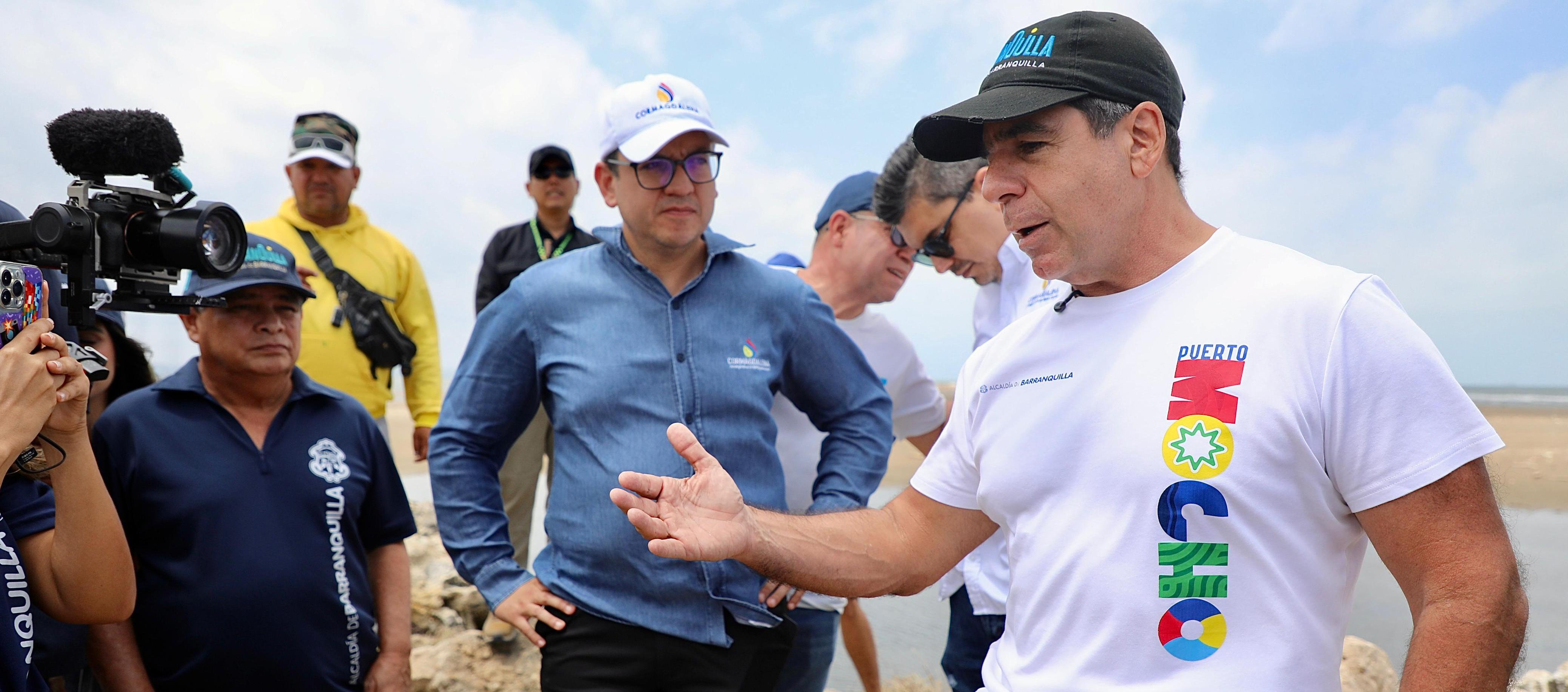 El Alcalde de Barranquilla, Alex Char, inspeccionando el tajamar.