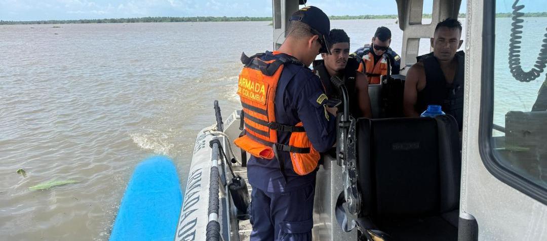 Hombres rescatados en el Río Magdalena