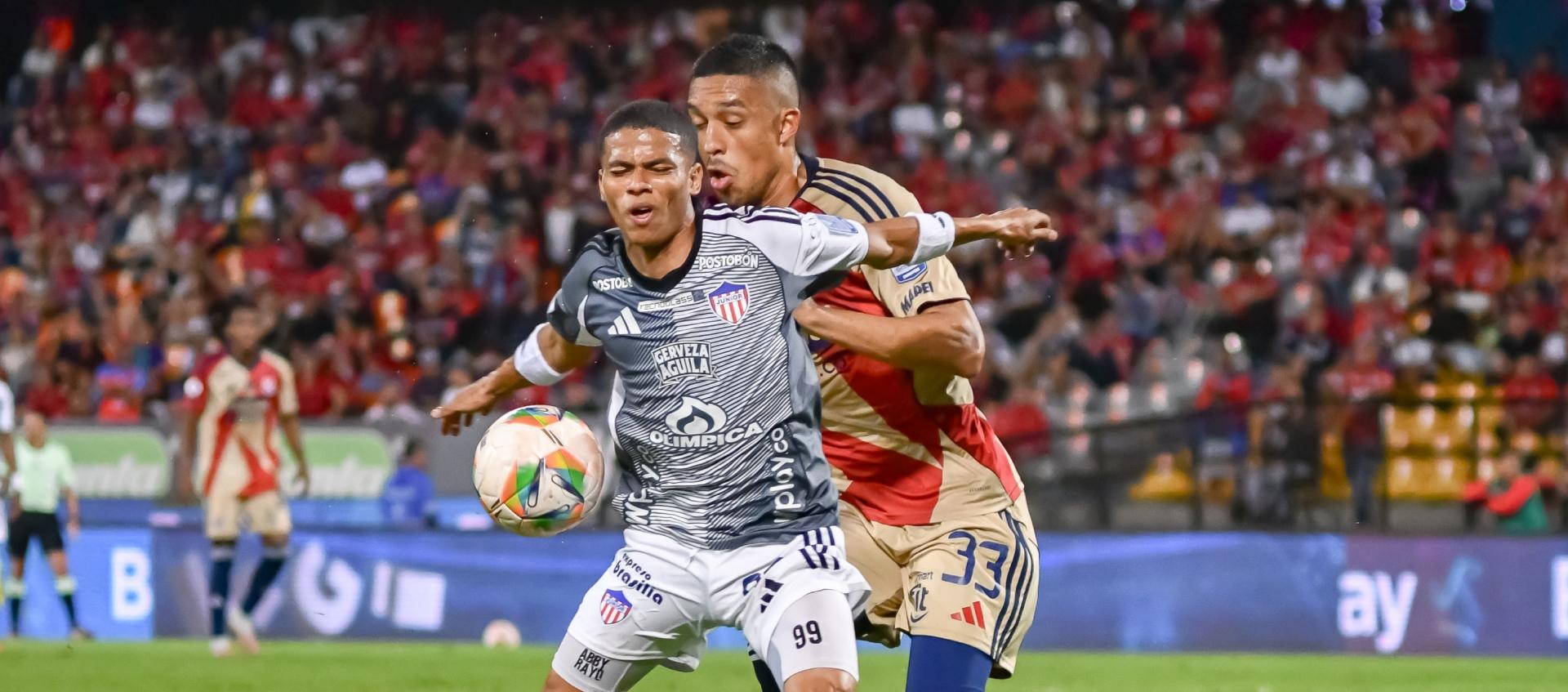 José Enamorado ante la marca de Daniel Londoño.