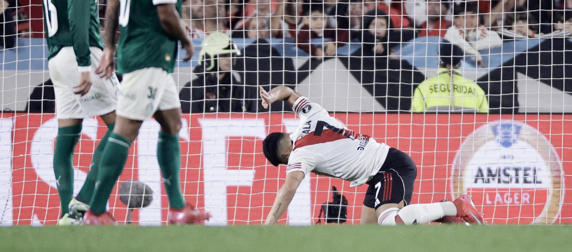 Jugador de River Plate lamentando la derrota.