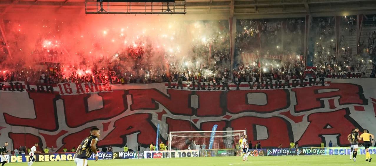 Tribuna norte alta durante el partido Junior - Llaneros.