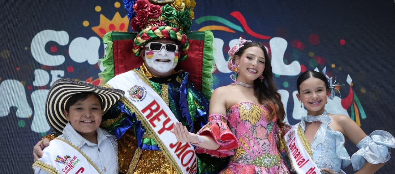 El rey infantil Joshua Ortiz, el rey Momo Adolfo Maury, la reina Michelle Char y la reina infantil Sharon Acosta.