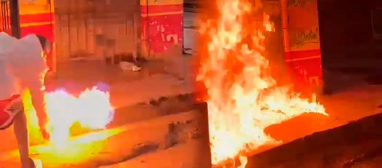 Momento en que le prenden fuego a la fachada del negocio. 