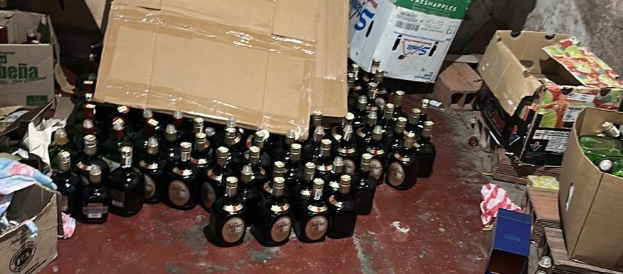 Las botellas incautadas.