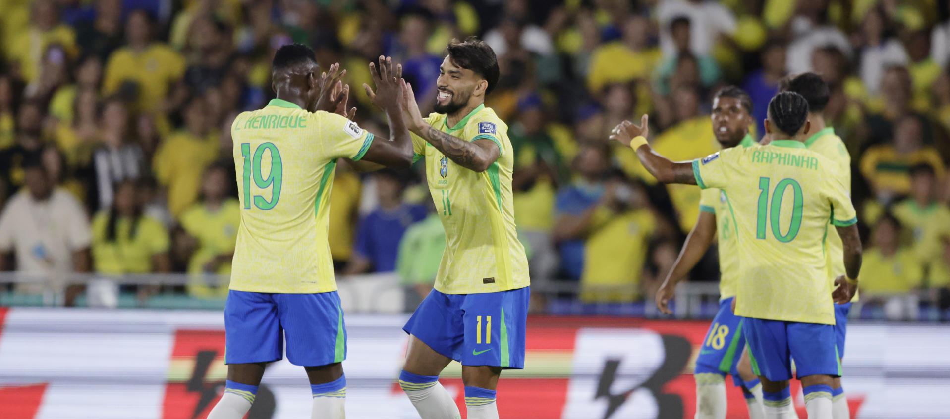 Lucas Paquetá celebrando su anotación.