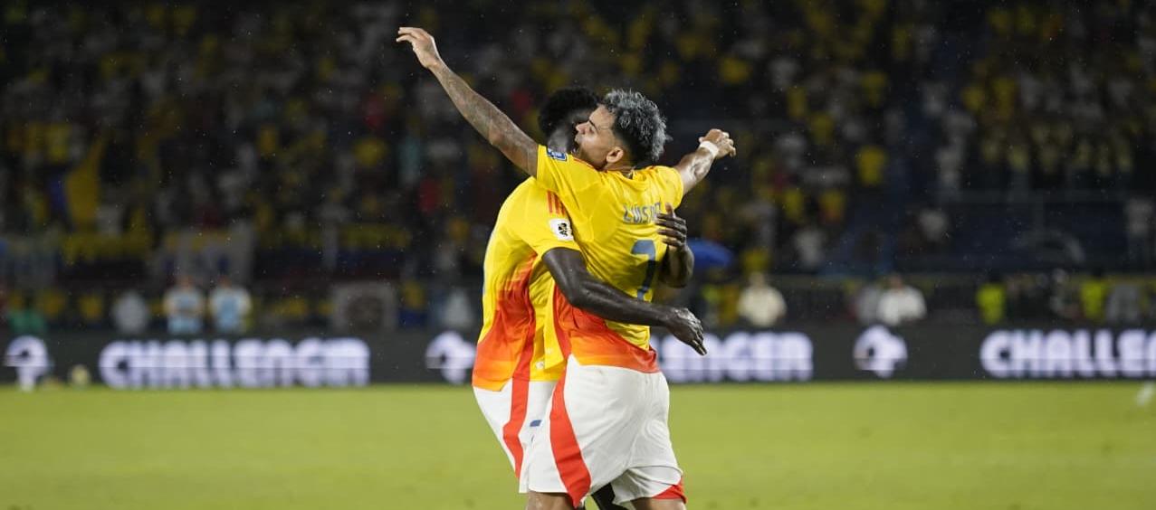 Luis Díaz festejando con Dávinson Sánchez.