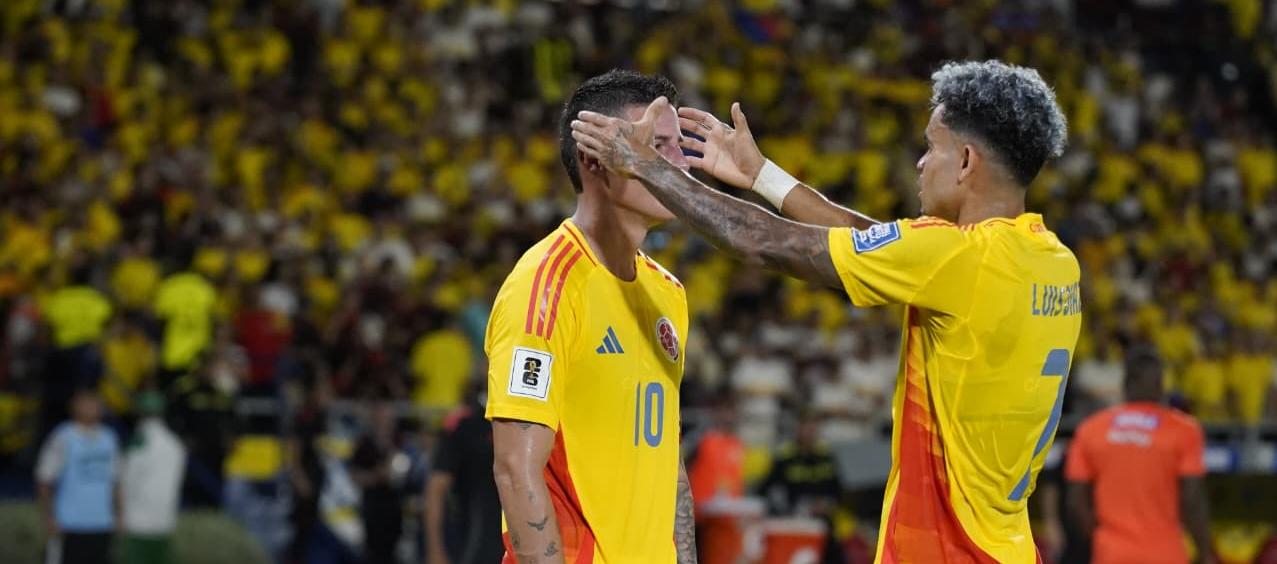 Luis Díaz le pone la corona de rey a James Rodríguez.