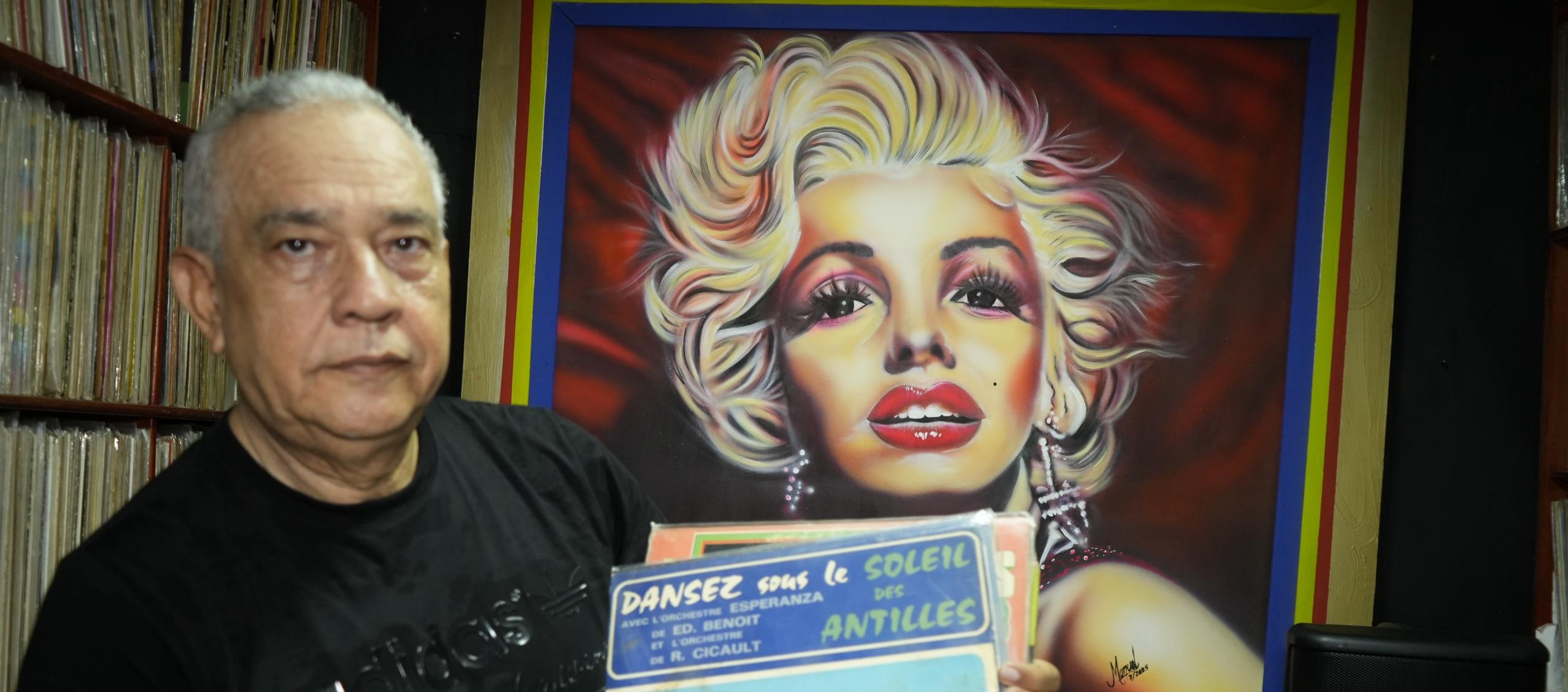 Manuel Henríquez Esmeral. Al fondo, un retrato de Marilyn Monroe, de su creación.