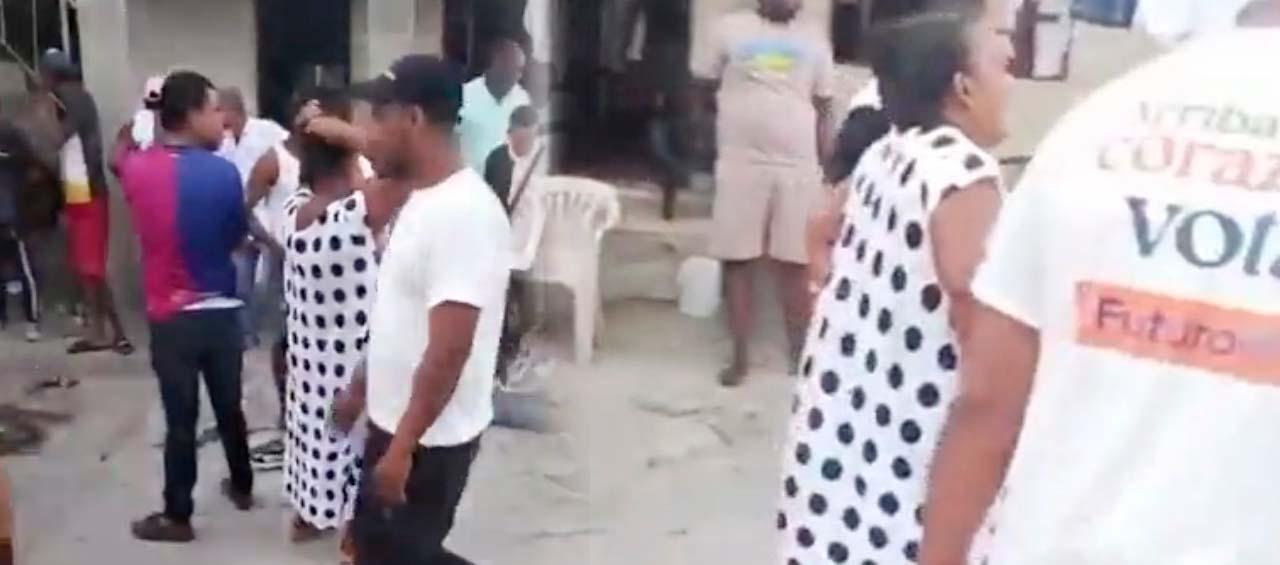 Personas en el lugar de la masacre. 