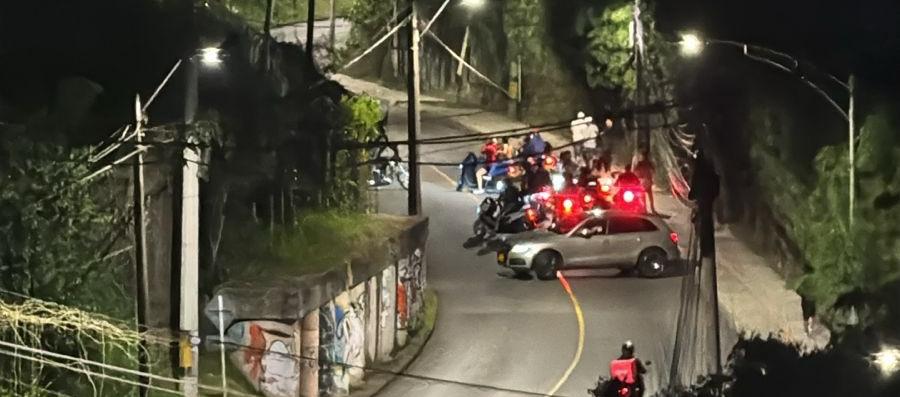 Vía cerrada por atentado en Medellín.