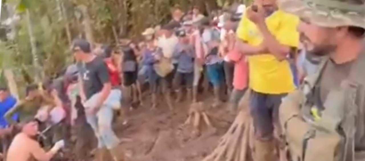 Militares secuestrados por la comunidad.