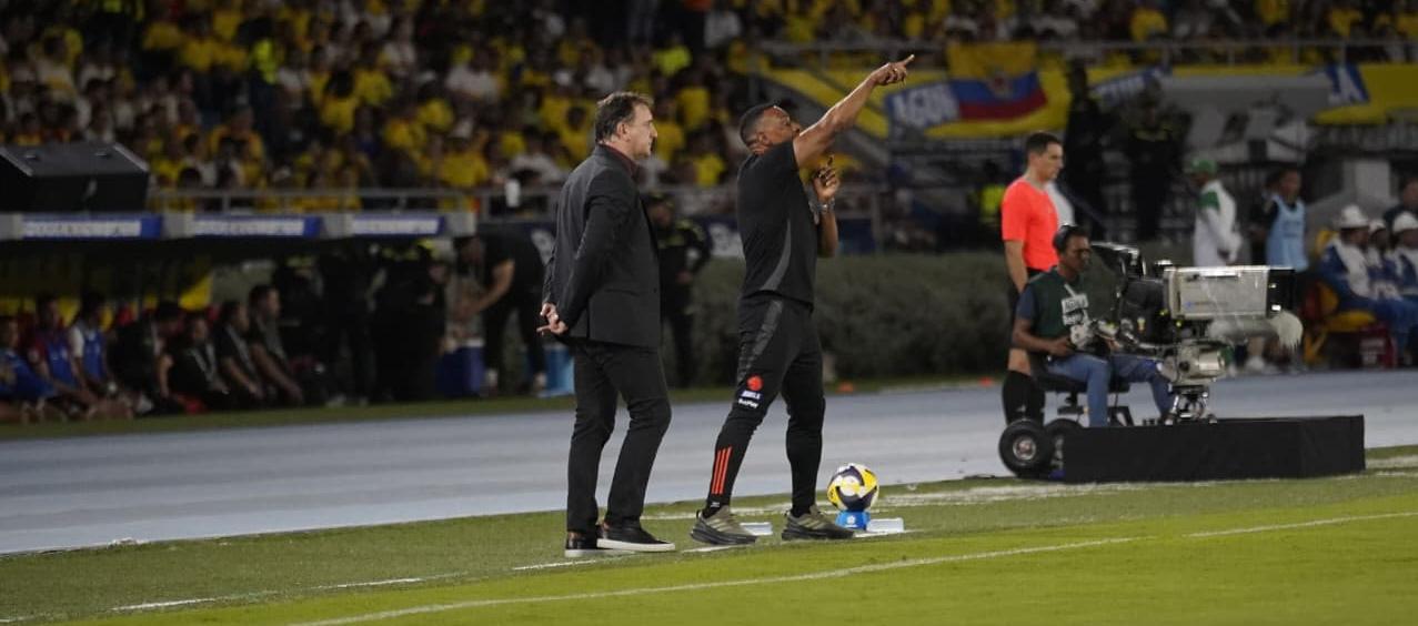 Néstor Lorenzo y su asistente técnico Luis Amaranto Perea.