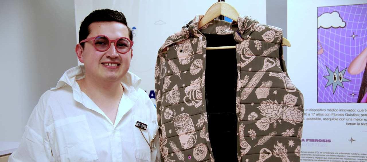 Omar Marroquín con su desarrollo, Vestik.