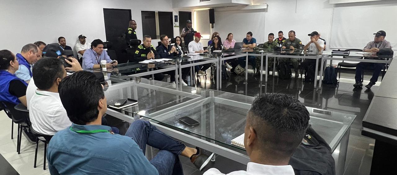 Autoridades durante una reunión para atender la emergencia. 