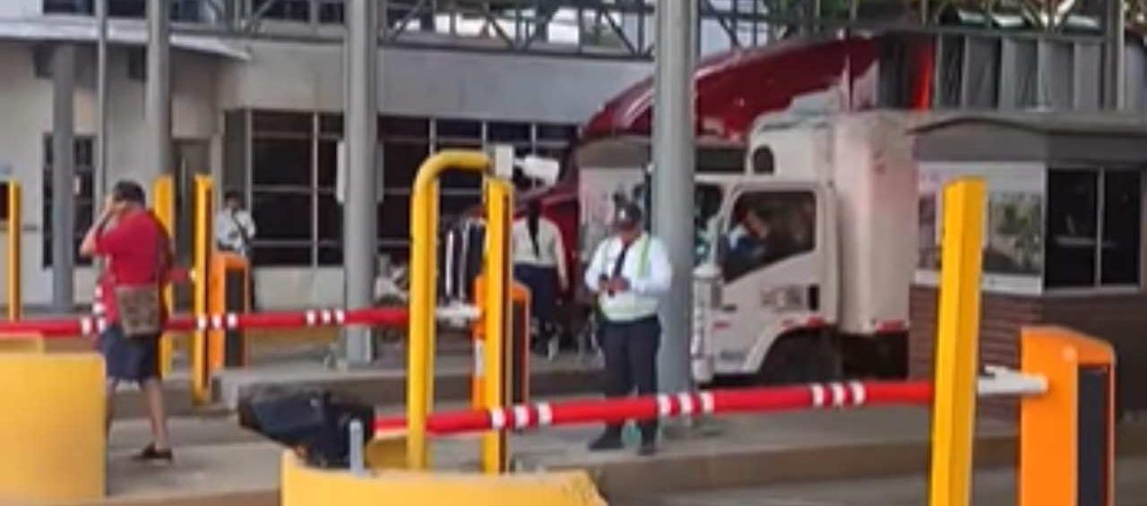 Talanqueras arriba en el peaje de Sabanagrande.