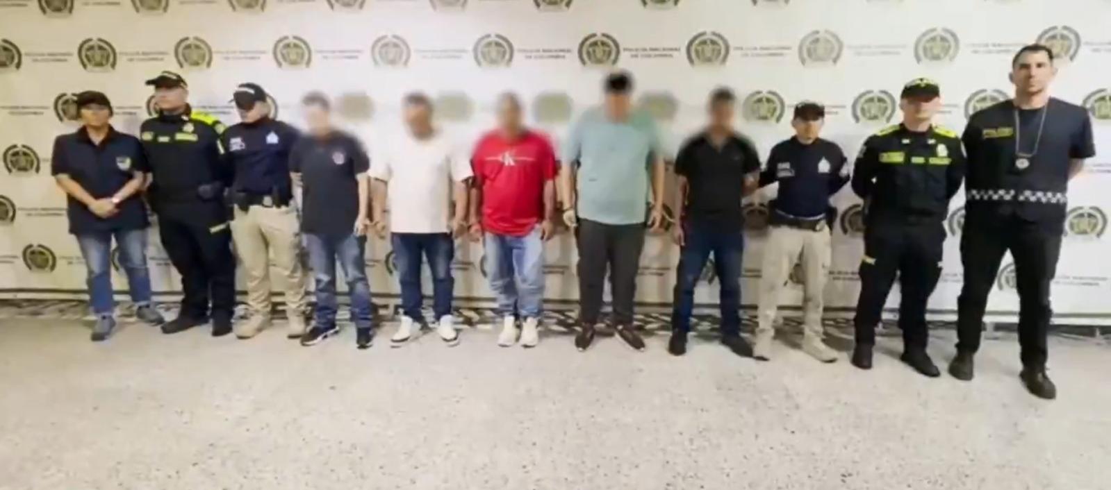 Los capturados junto a las autoridades.