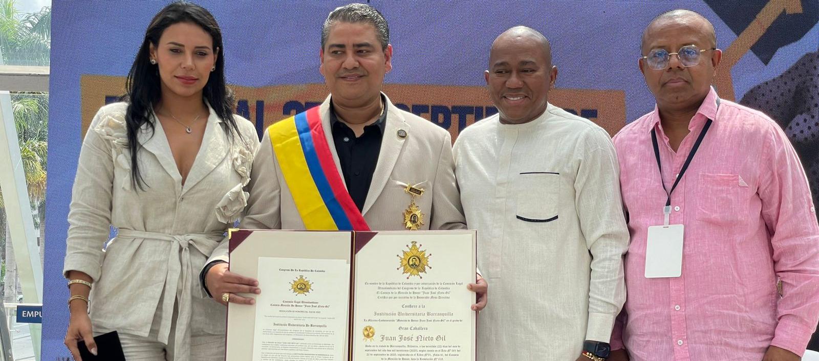 El rector Arcesio Castro Agudelo recibió la exaltación en nombre de la comunidad académica. 