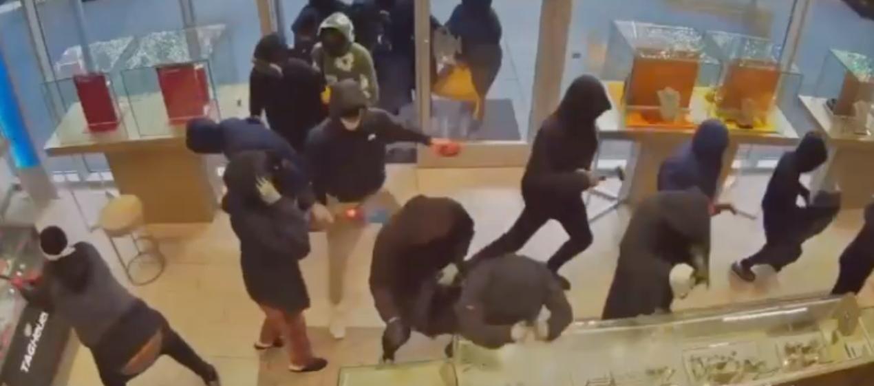 Momento en que los ladrones estaban dentro de la joyería. 