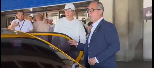 Alfredo Saade tomando un taxi en Medellín.