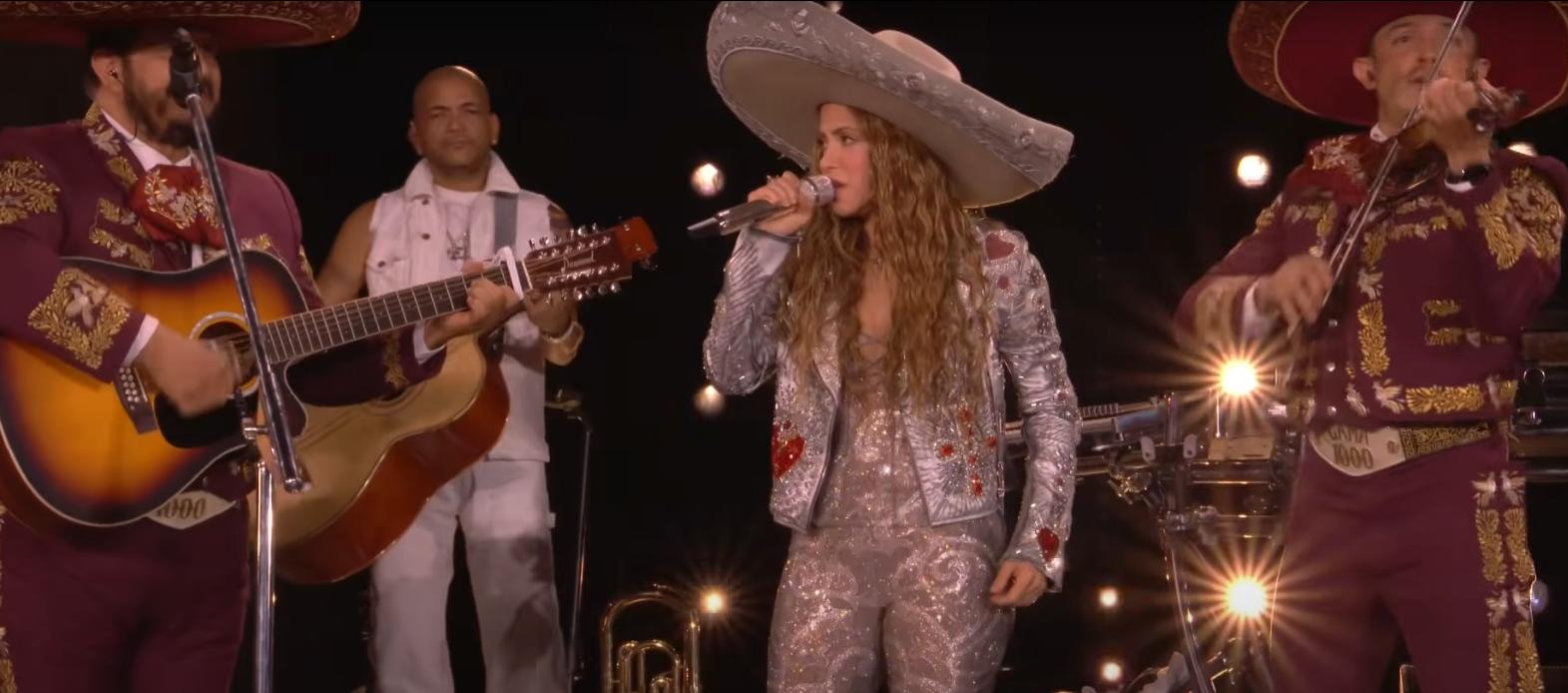 Shakira con el mariachi Gamamil.